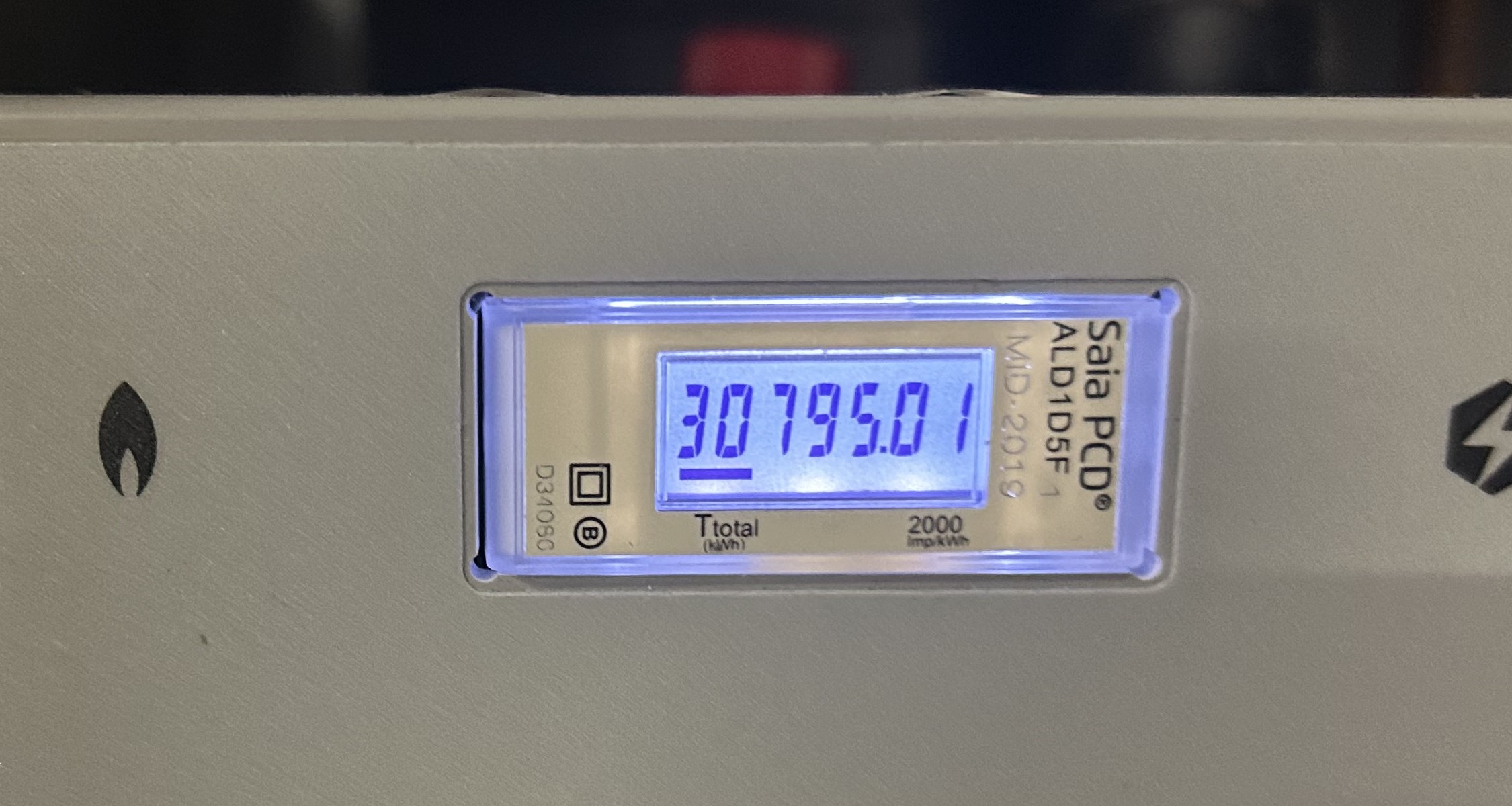 Flux Home unit built-in metering display showing cumulative kWh output